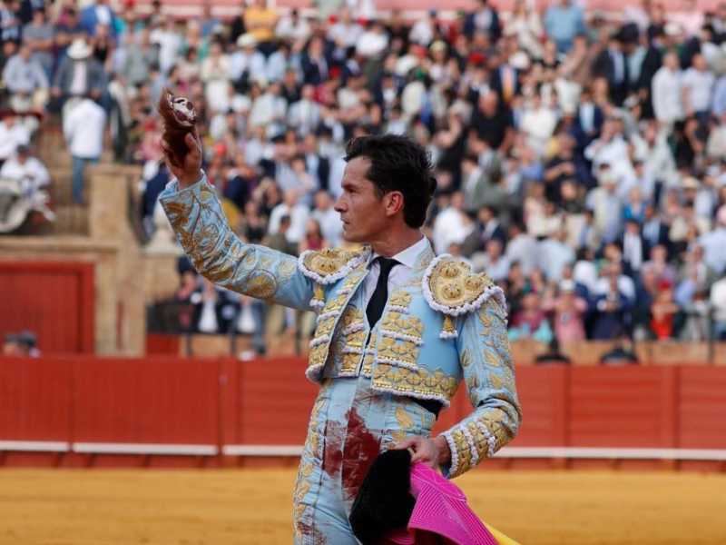 Luque impone su ley ante un toro sin fondo y divide al público