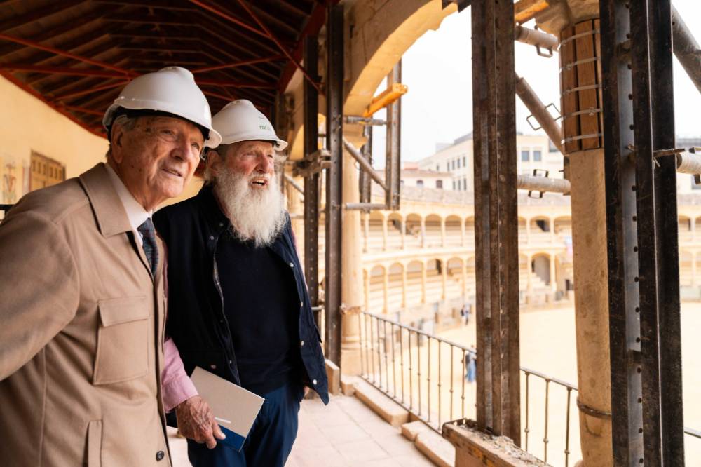 Los arquitectos Rafael Moneo y Ricardo Aroca visitando la obra de consolidación de la Plaza de Toros de la Real Maestranza de Caballería de Ronda. © Fotografía: José Luis Barea