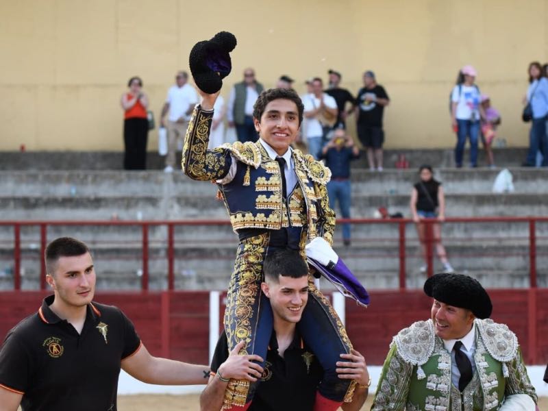 Juan Pablo Ibarra a hombros en Algete 