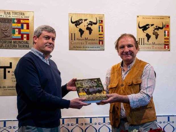 La Real Unión de Criadores de Toros de Lidia presenta el «Libro Verde del Toro Bravo» en Las Azores