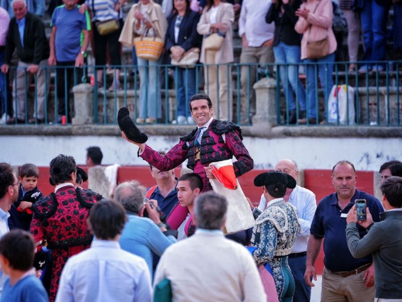 Emilio de Justo se lleva la tarde en Trujillo al cortar tres orejas 
