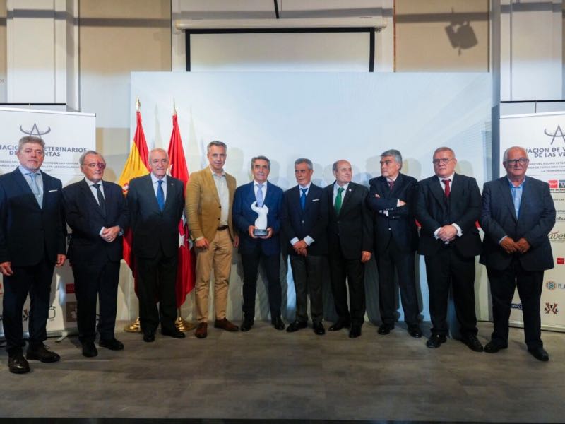 La Asociación de Veterinarios de Madrid premia a Victorino Martín en Las Ventas