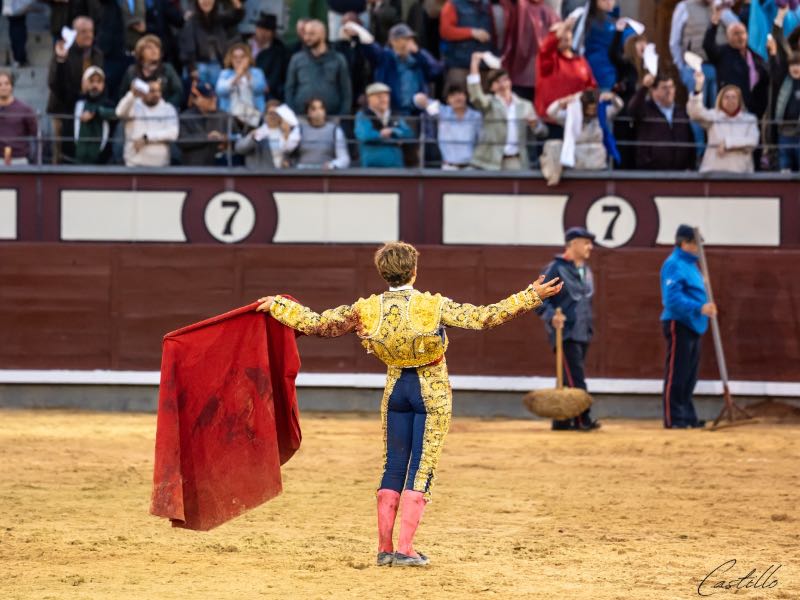 La puerta grande de Álvaro Serrano en Las Ventas, bajo el objetivo de Rubén Castillo
