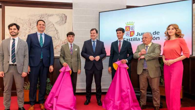 El presidente de la Junta de Castilla y León recibe a los toreros de la Corrida de la Oportunidad