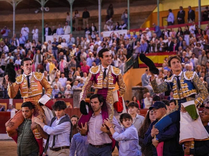 Talavera vive una tarde histórica con Talavante, Roca Rey y Tomás Rufo a hombros en un lleno de ‘No hay billetes’