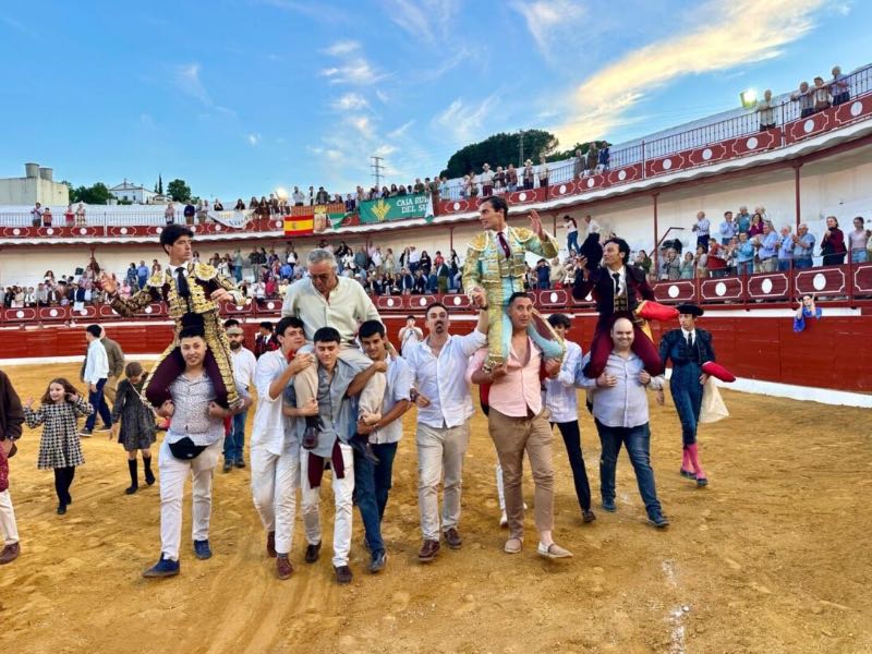 Constantina vive una tarde triunfal con la alternativa de Diego Bastos y el indulto de un toro de Lora Sangrán