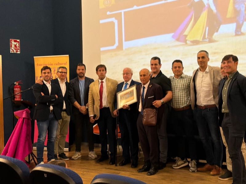 Emotivo homenaje a Antonio Saorín “El Ñoño” rodeado de alumnos y aficionados taurinos